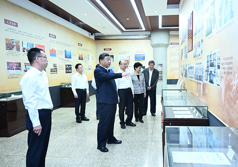 9月6日至8日，中共中央總書記、國家主席、中央軍委主席習近平在黑龍江考察。這是7日上午，習近平在哈爾濱工程大學哈軍工紀念館考察。