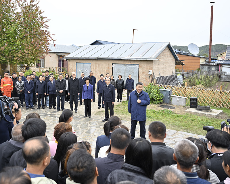 9月6日至8日，中共中央總書記、國家主席、中央軍委主席習近平在黑龍江考察。這是6日下午，習近平在大興安嶺地區漠河市北極村考察時，同當地群眾親切交流。