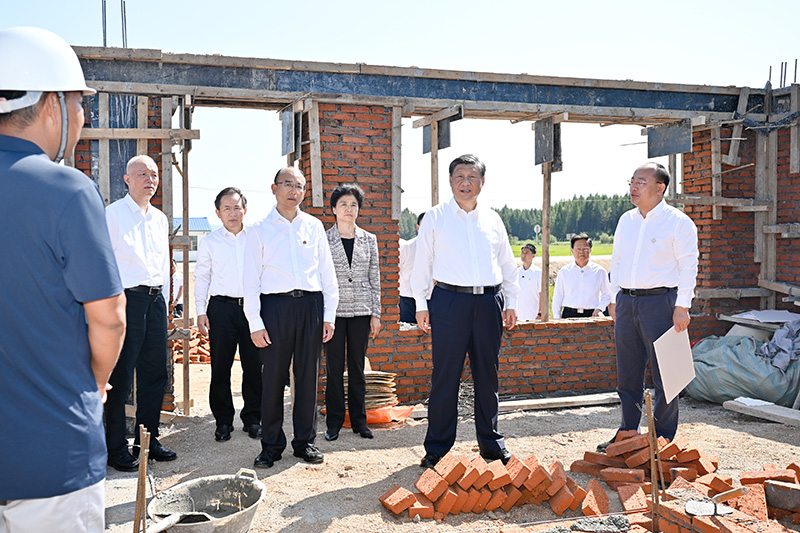 9月6日至8日，中共中央總書記、國家主席、中央軍委主席習近平在黑龍江考察。這是7日上午，習近平在遭受洪澇災害的哈爾濱尚志市老街基鄉龍王廟村，察看水毀房屋重建情況。